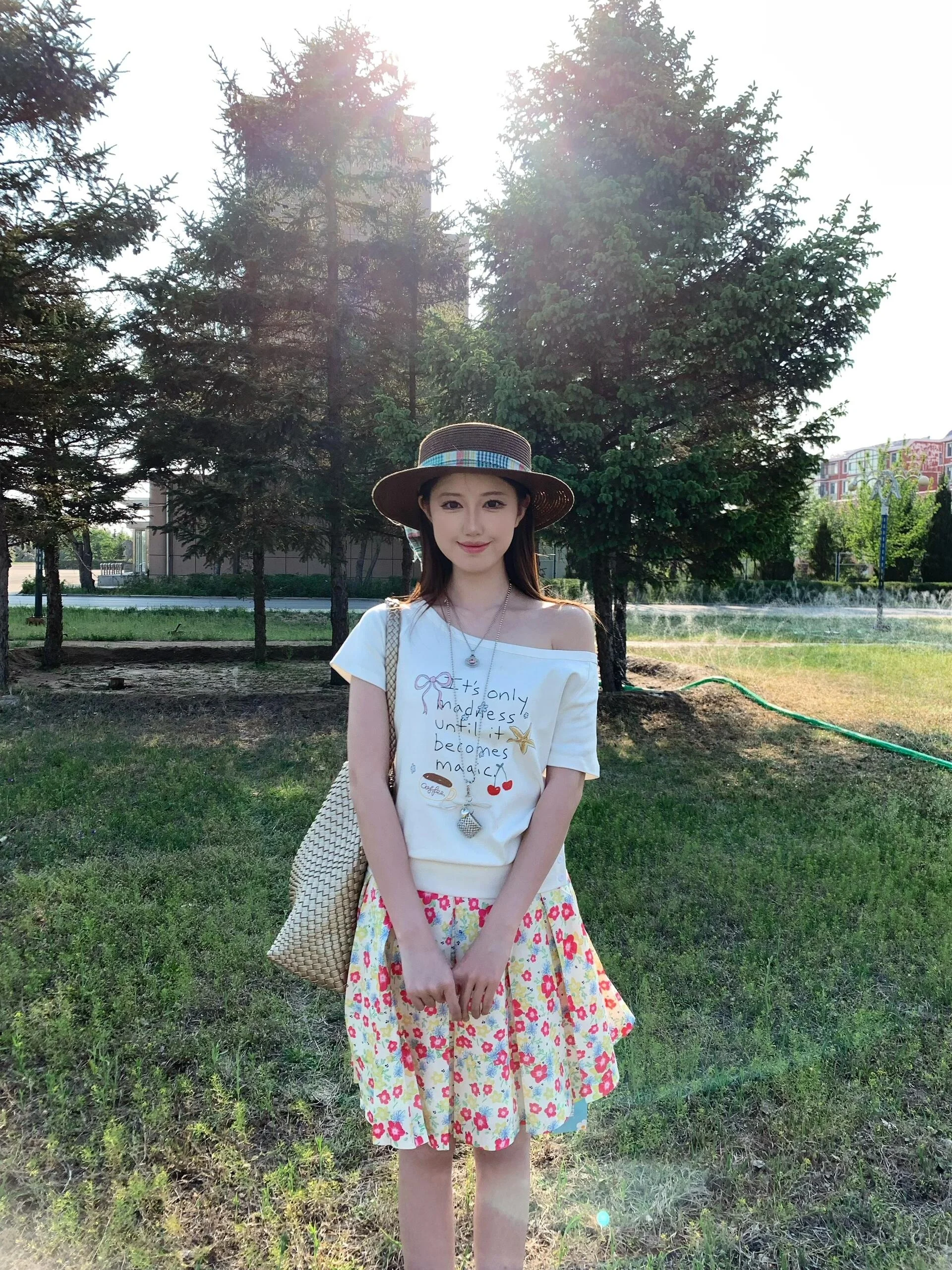 プリーツスカートを夏に活かすには？小花柄のリゾート風スカートが解決する3つの悩み