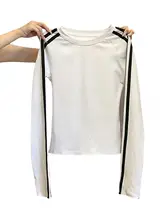 デザイン性のあるラウンドネック長袖Tシャツ【秋用・スリムフィット・コントラストカラー・3本ライン】