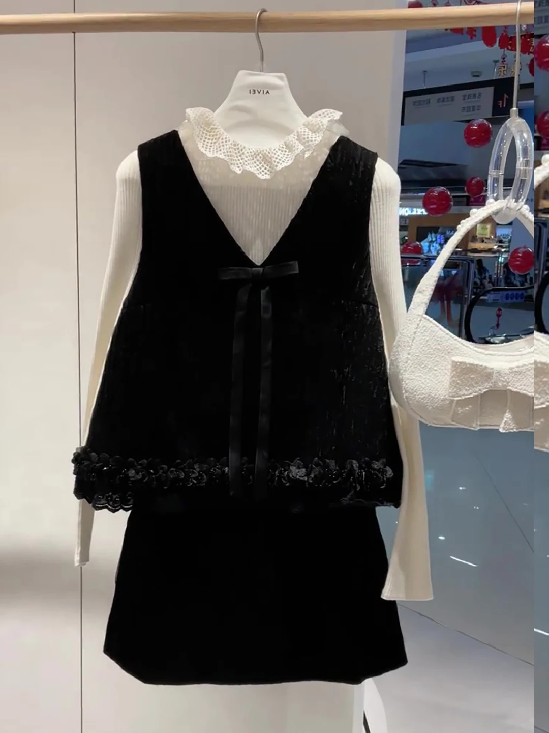 ニットタンクトップとミディスカートの春夏コーデ：女性向けの軽奢風セットアップガイド