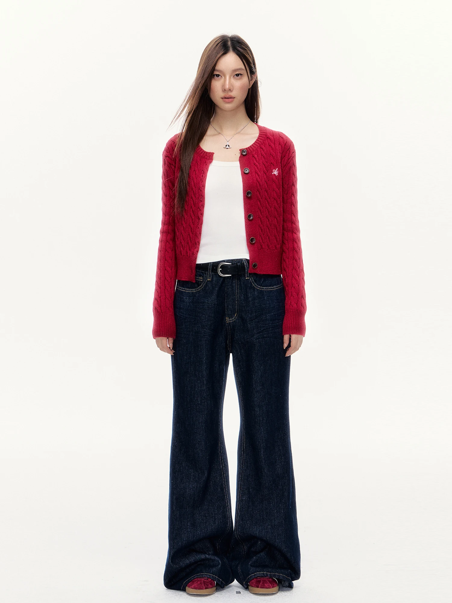 大人可愛い服40代コーデの秘密：ワインレッドニットカーディガンの着こなし術