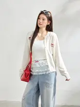 体型カバーでスタイルアップ！春用の白いカーディガンとハイウエストデニムパンツのコーディネート（セットアップ対応）