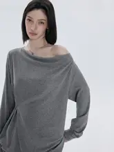グレーのオフショルダー長袖Tシャツ【フィット・カジュアルスタイル】