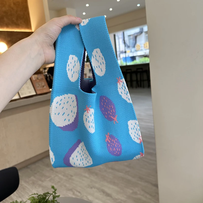 10万円以内のバッグで悩むなら、この「ストロベリーニット水桶バッグ」が本当におすすめ？
