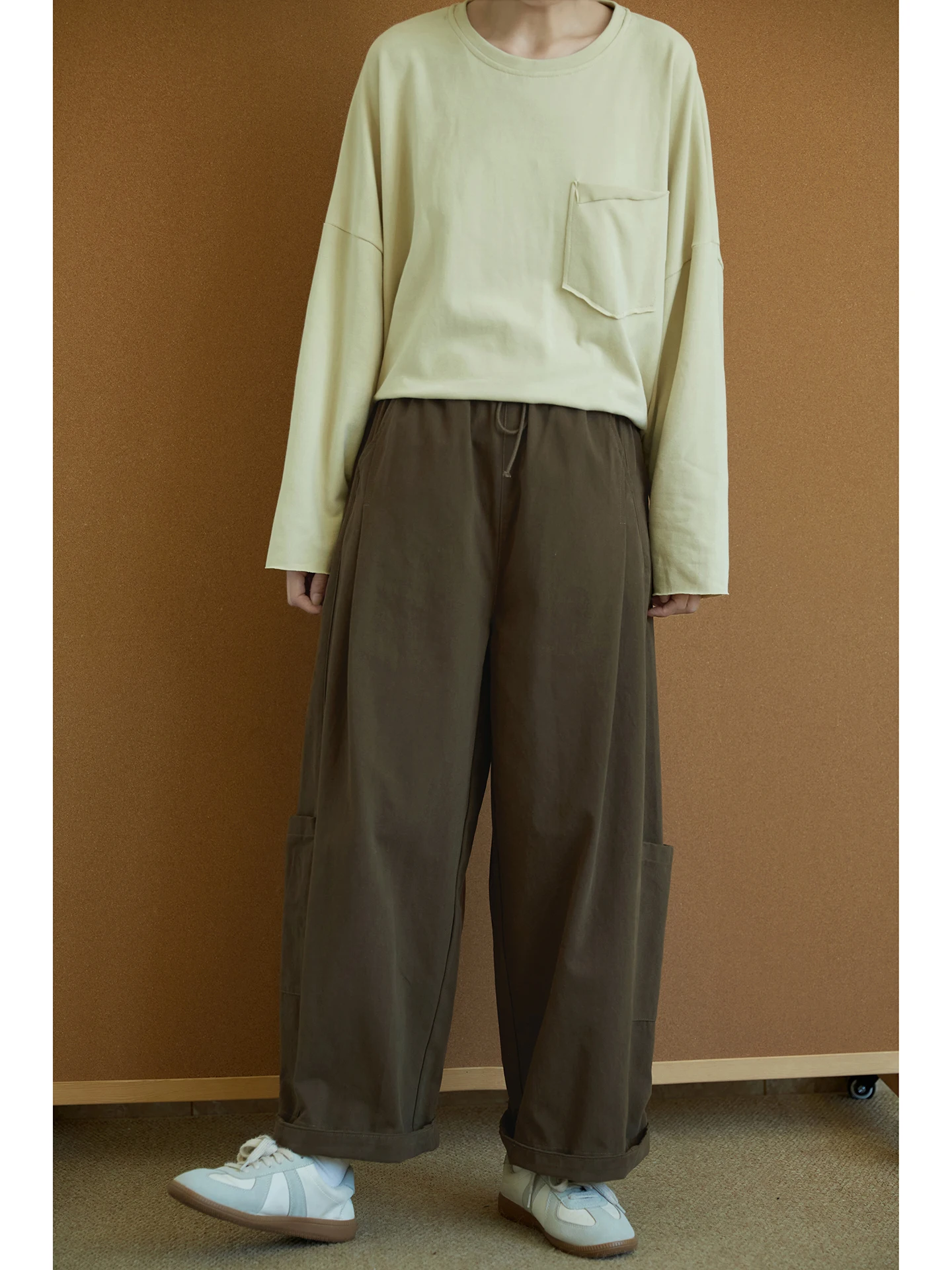カーゴ パンツ 細身 レディースに合う服の選び方：荃白の工装風ストレートパンツを基準に