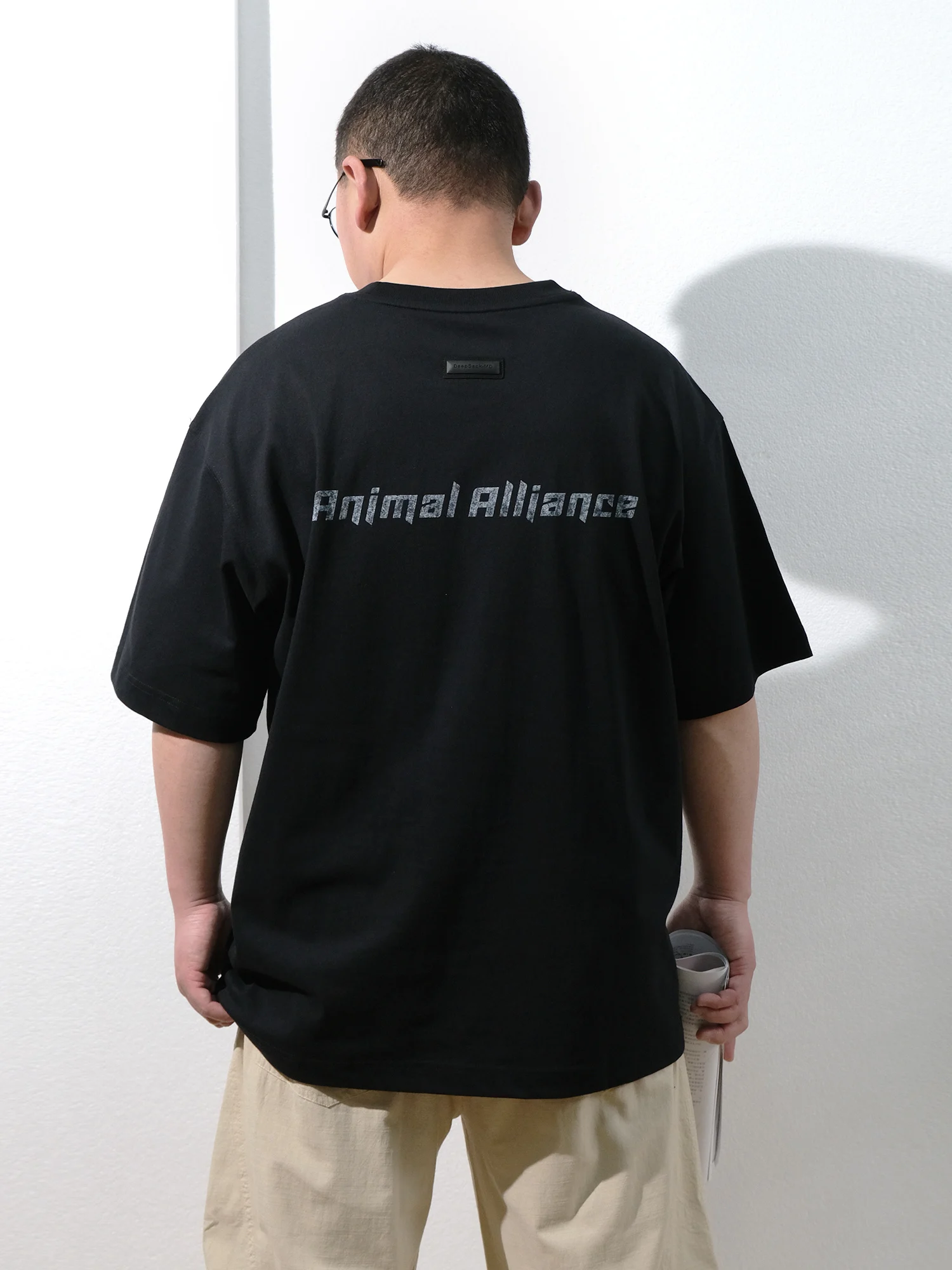 ビッグシルエットを着るなら、この小企鹅Tシャツが救ってくれる？