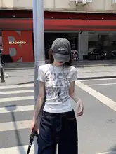 爽やかな印象の白色文字プリントラウンドネック半袖Tシャツ【夏用・シンプル・タイトフィット】