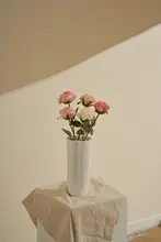 高級感あふれる白色陶磁器のフラワーベース【ローズアレンジメント用・リビング・ダイニングに最適】