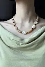 クロアチア製のビンテージ風ミニマルシェルネックレス