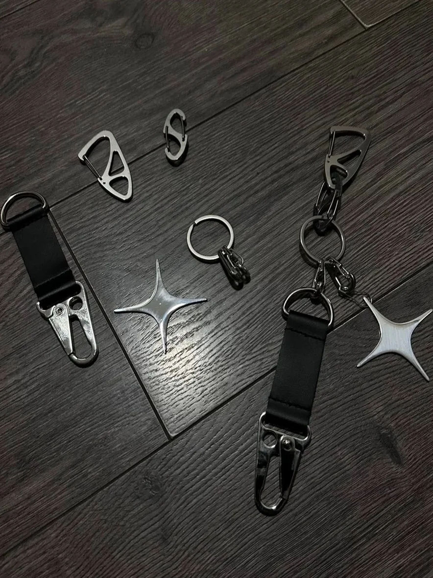 四芒星キーリング：シンプルなデザインがトレンドを創出するファッションアクセサリー