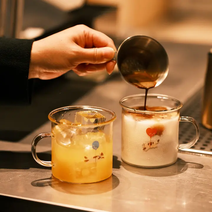 マグカップ 耐熱ガラス 取っ手付き 可愛い 猫 風船 柄 コーヒー ティー ミルク 朝食