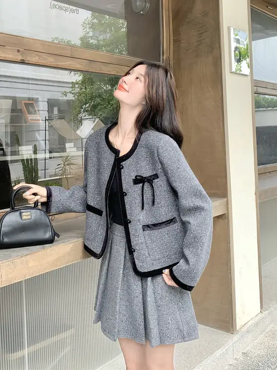 高級感漂うグレーの柔らかいトップスとミニ丈プリーツスカート【春秋用・細見え・女性用】（セットアップ対応）