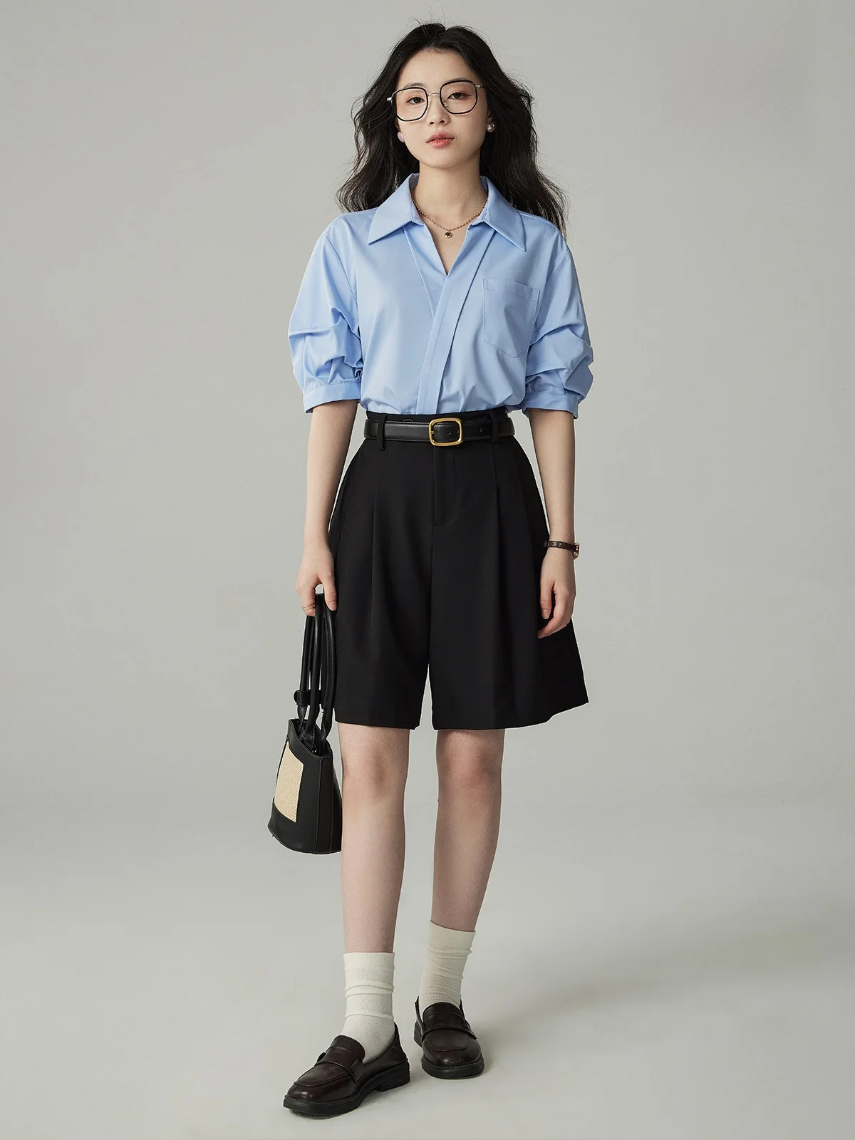 大人可愛い服 50代コーデ 完全ガイド｜フランス風Vネックシャツの選び方とコーデ術