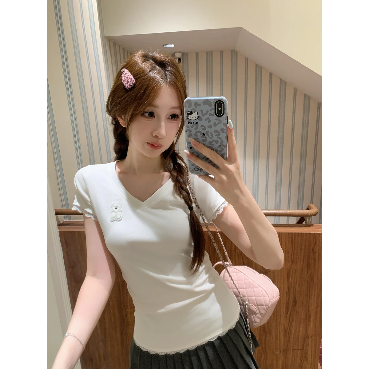 甘いデザインのレース切り替えVネック刺繍小狗Tシャツ：20代女性向け夏用ファッションの実用性とスタイル選定ガイド