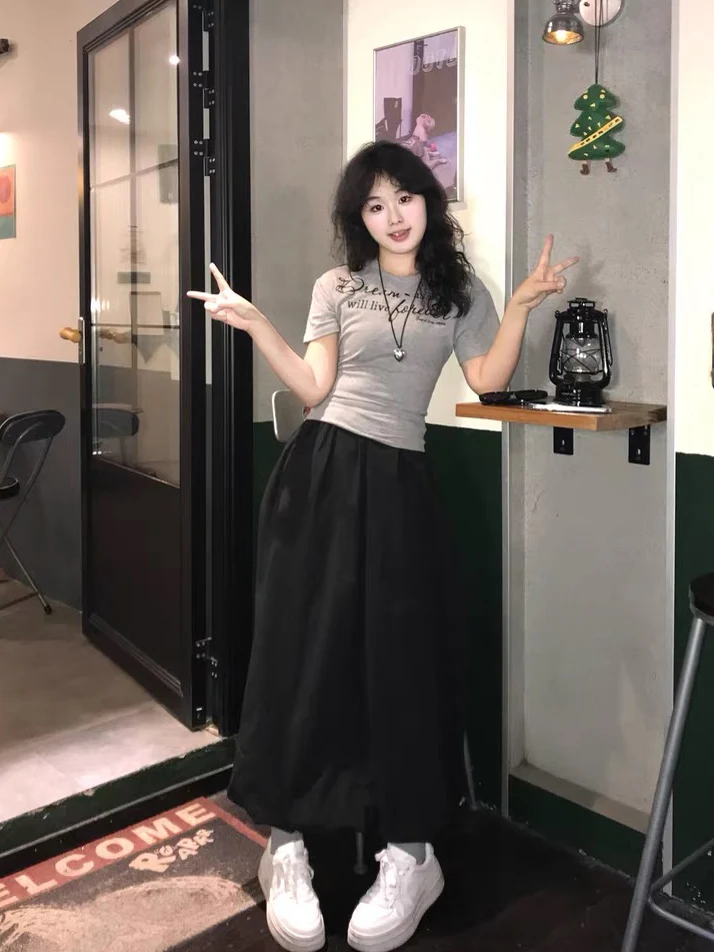 チャコールグレーTシャツはどんな色か？実は「薄いグレー」が通勤や日常で最も優しい理由