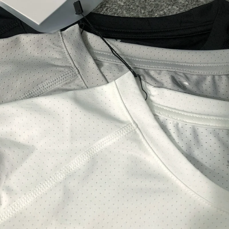 ストリートファッションのトップス選びガイド：アイスシルクTシャツの実用性とスタイルバランス