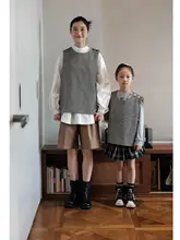 オリジナルデザインのブラック＆ホワイトストライプニットベスト【ユニセックス・ルーズフィット・親子コーデ】