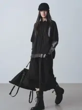 デザイン性のある長袖シャツと中袖ニットの黒い2点セット（セットアップ対応）