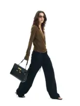 Vネック堆積感デザインの二重層天絲長袖Tシャツ