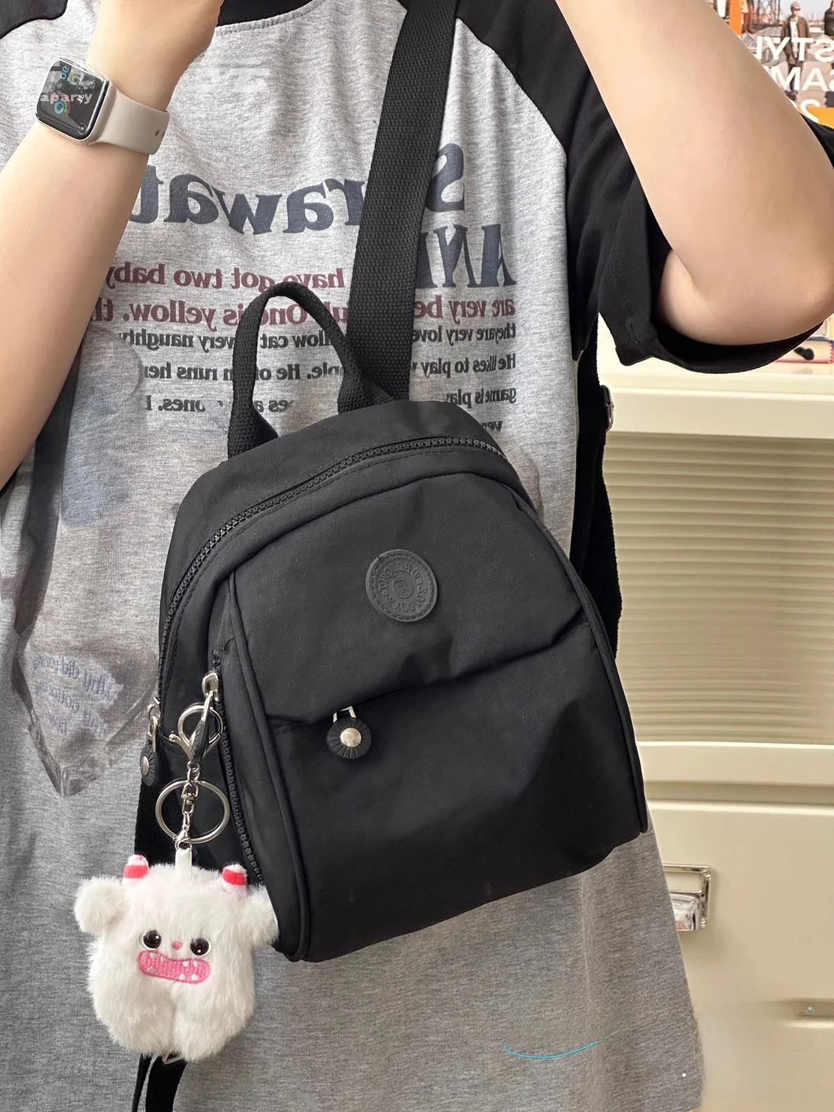 軽量ミニリュック：旅行・通学向けのカジュアルデザインと軽量性を実現