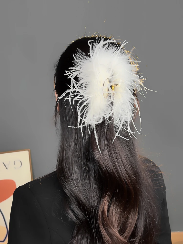 白色羽毛のハーフアップヘアクリップ：高級感と機能性を兼ね備えたシュシュスタイルの実用性解析