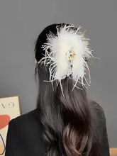 白色羽毛のハーフアップヘアクリップ【高級感あるデザイン・シュシュスタイル】