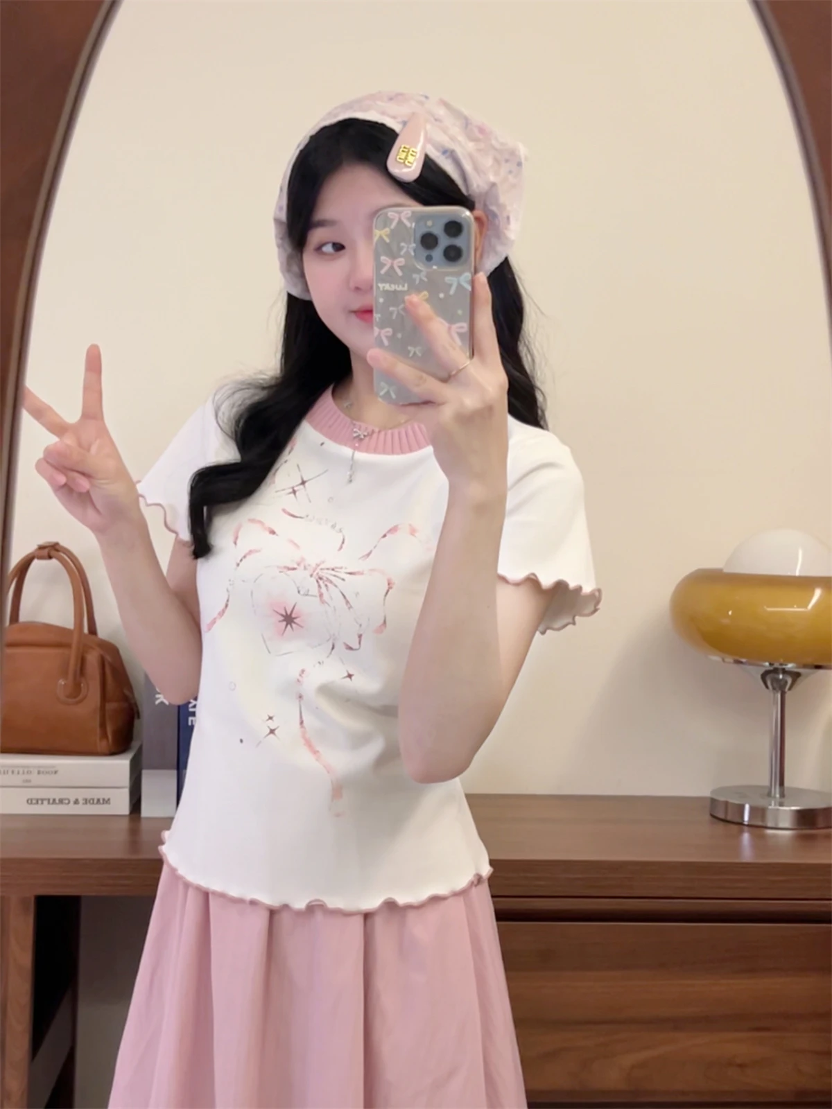 デザイン感あふれる白い植物花卉プリントTシャツ：おしゃれでかわいい女性向けの夏のスタイリング