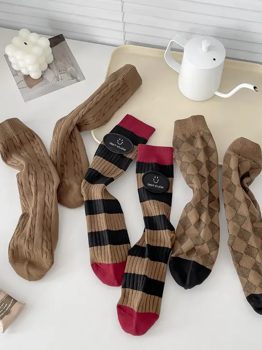 秋冬用コーヒー色中筒ソックス【ストライプ・ダイヤモンド柄・カジュアルスタイル】（セットアップ対応）