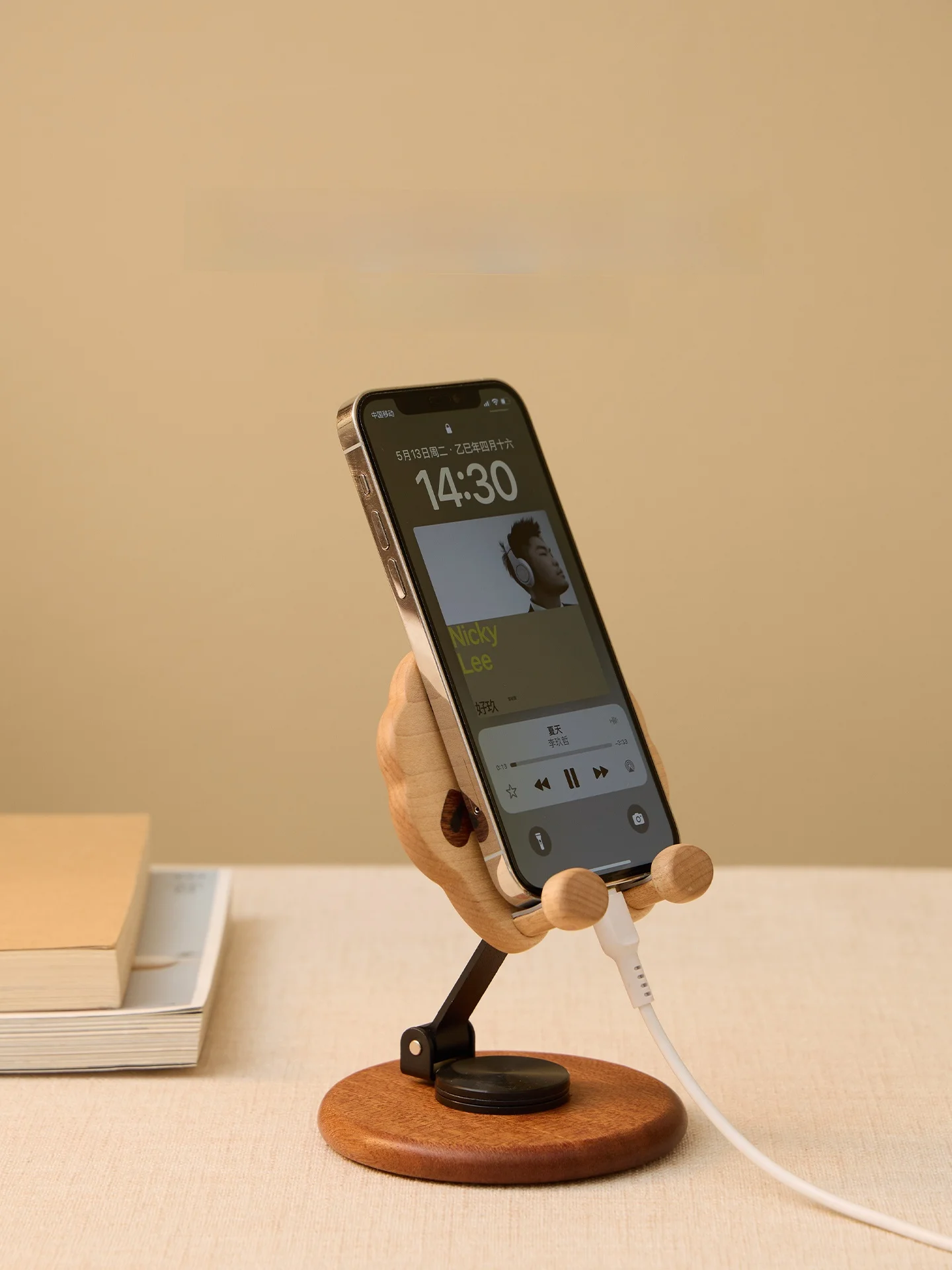 高級天然木製スマートフォンスタンド：デスクに置くことで自然な角度調整が可能