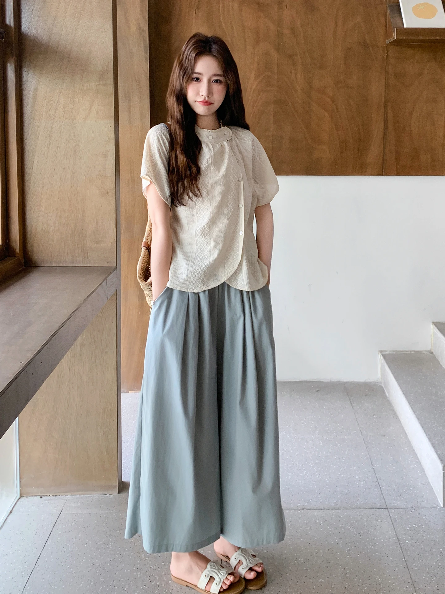 1週間コーデ 着回しで失敗しない方法は？美しい柄のショートスリーブシャツとワイドパンツのスタイリッシュセットが答えになる