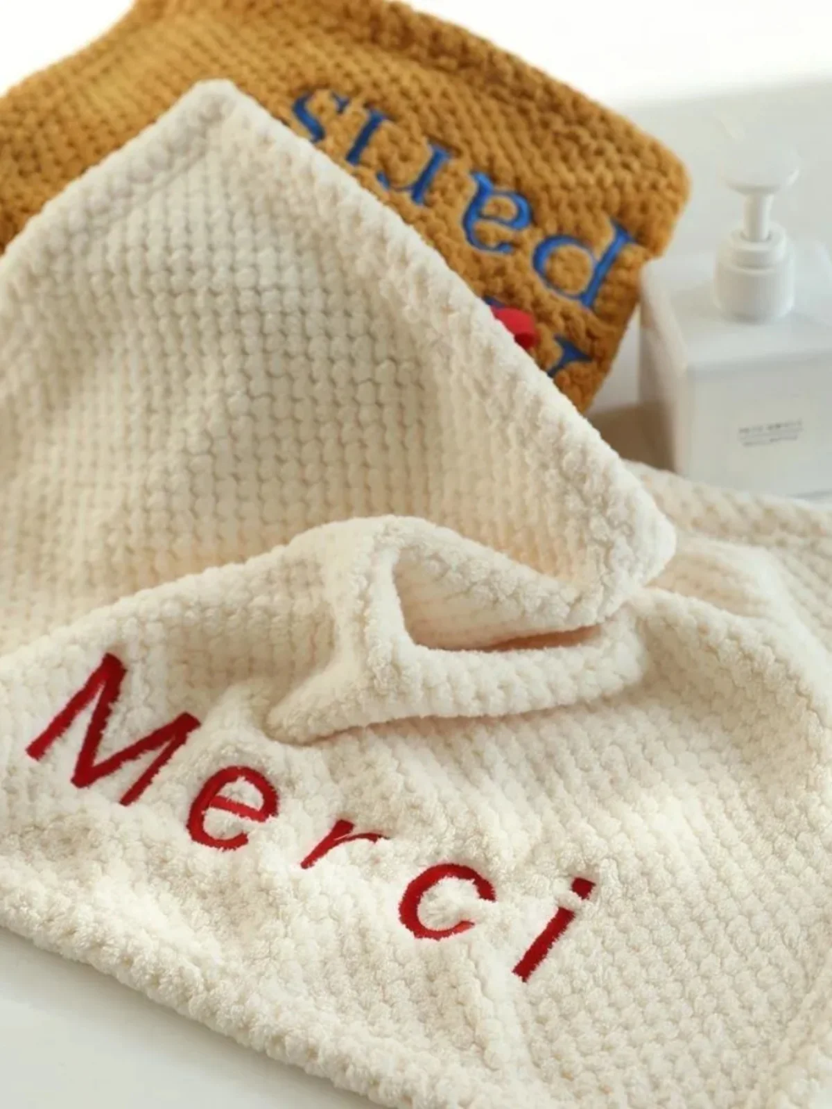 おしゃれなタオルを選ぶには？北欧風の刺繍ハンギングタオルが、日常の「ひととき」を彩る理由