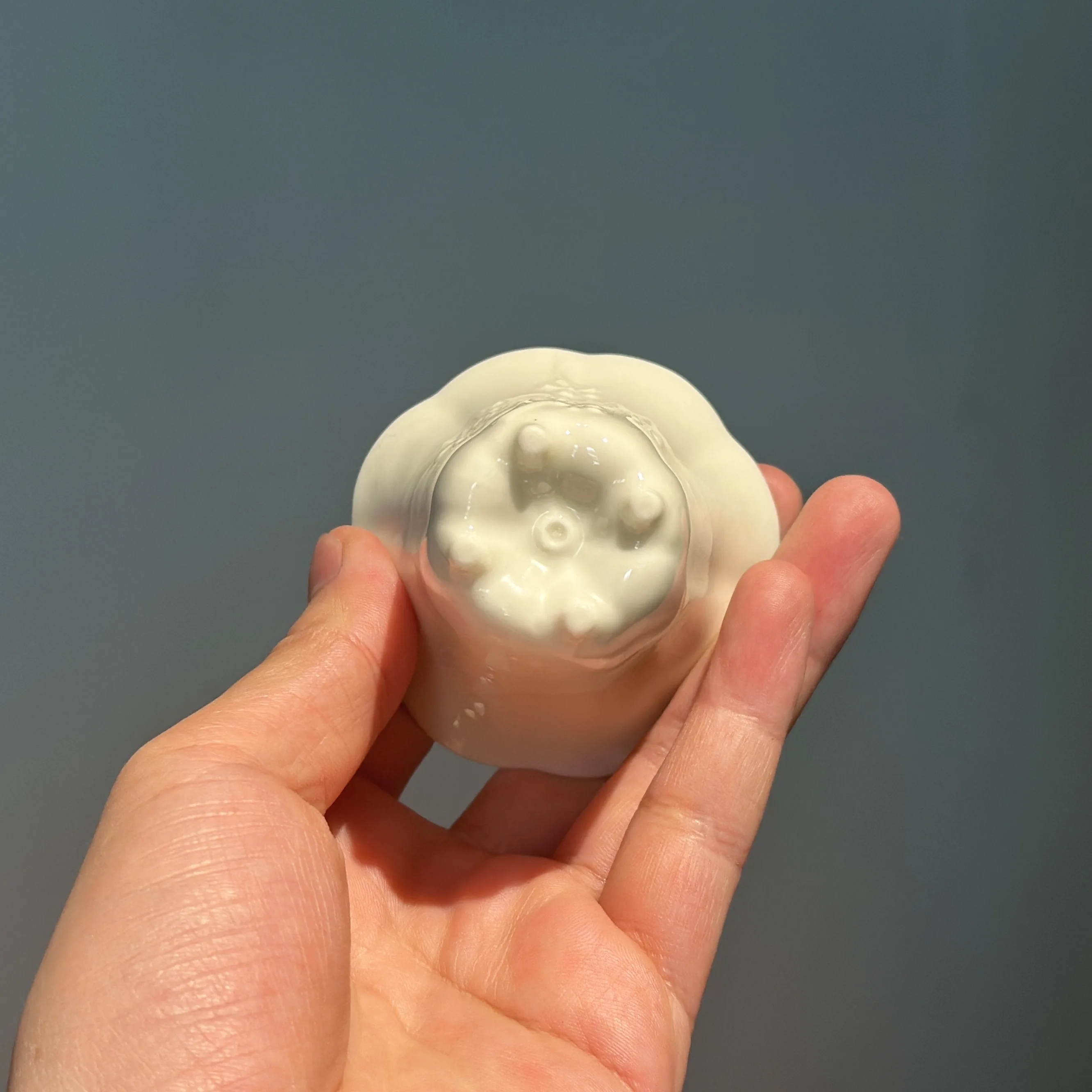 深腹浮彫梅花型陶器カップ：中式复古風の色釉茶器の実用性と使い方