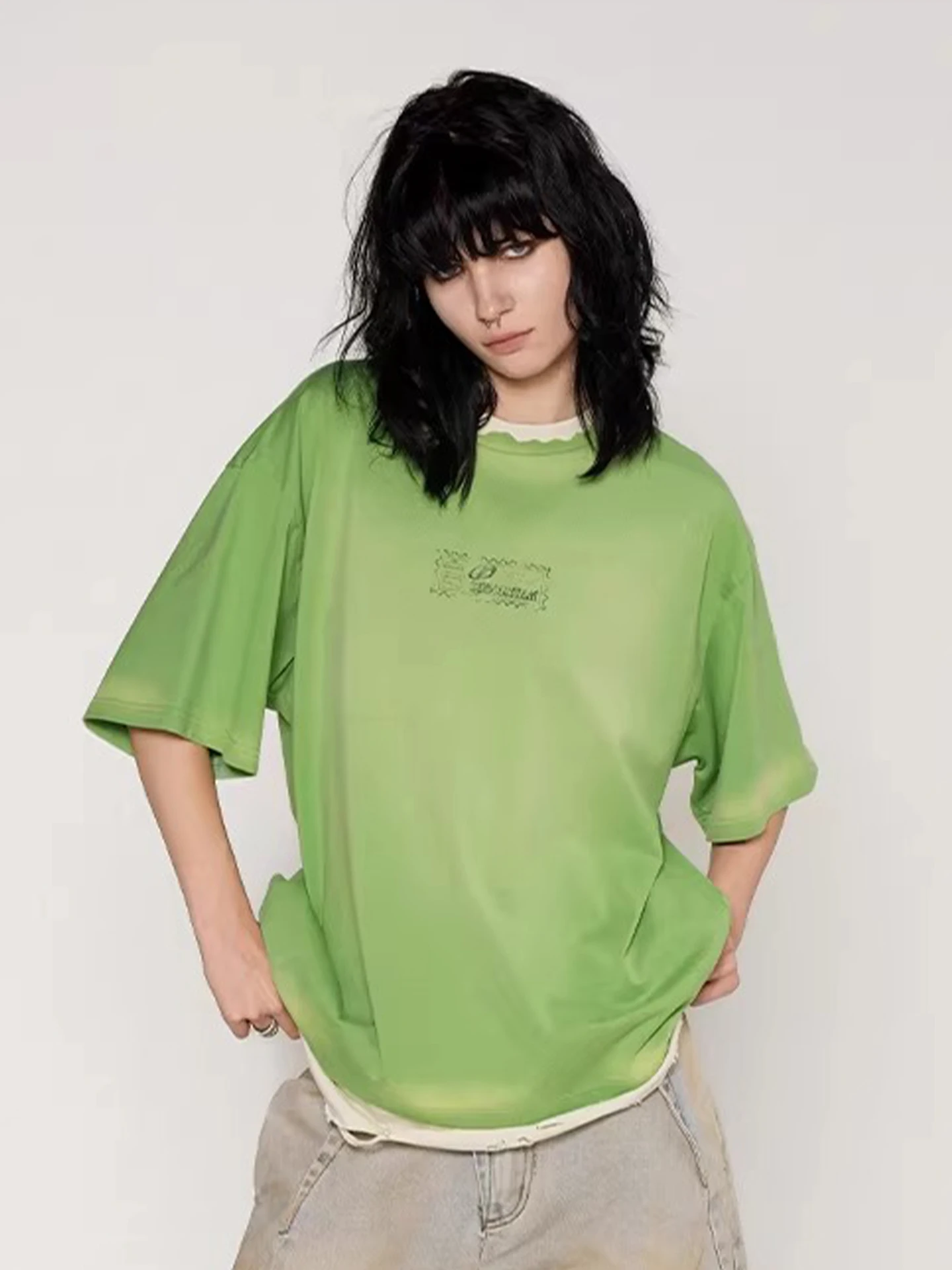 ダメージ加工のグリーンTシャツ：色あせ復活に適したユーズド感デザインの実用性解析