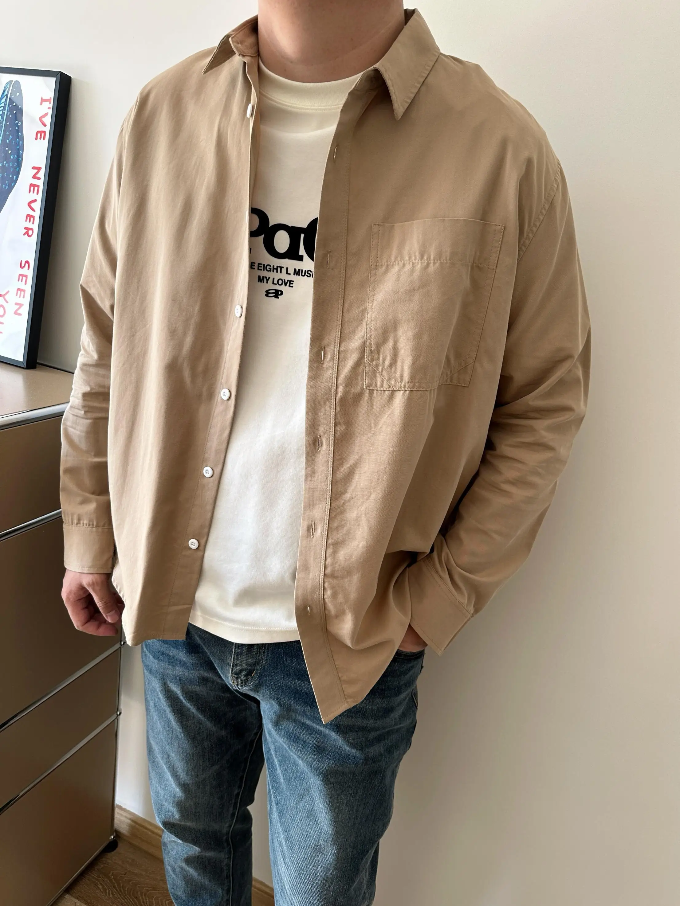 浅いカーキの長袖カジュアルシャツ：春の日常コーデに最適なベルベットタッチモデル