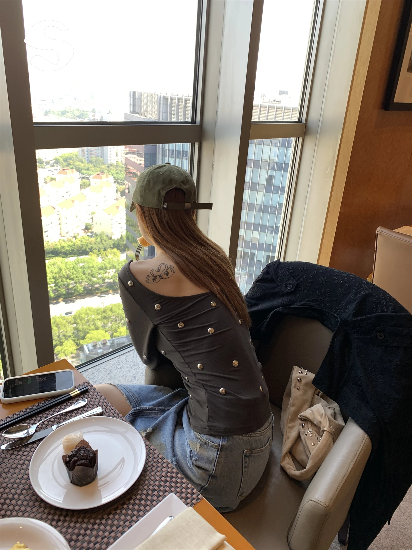 春のTシャツとワンピースを組み合わせるとき、どうやって着こなすのが自然か？