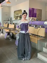 春夏用の微透な紫色の小花柄長袖Tシャツ【女性用・スリムフィット・おしゃれなデザイン】