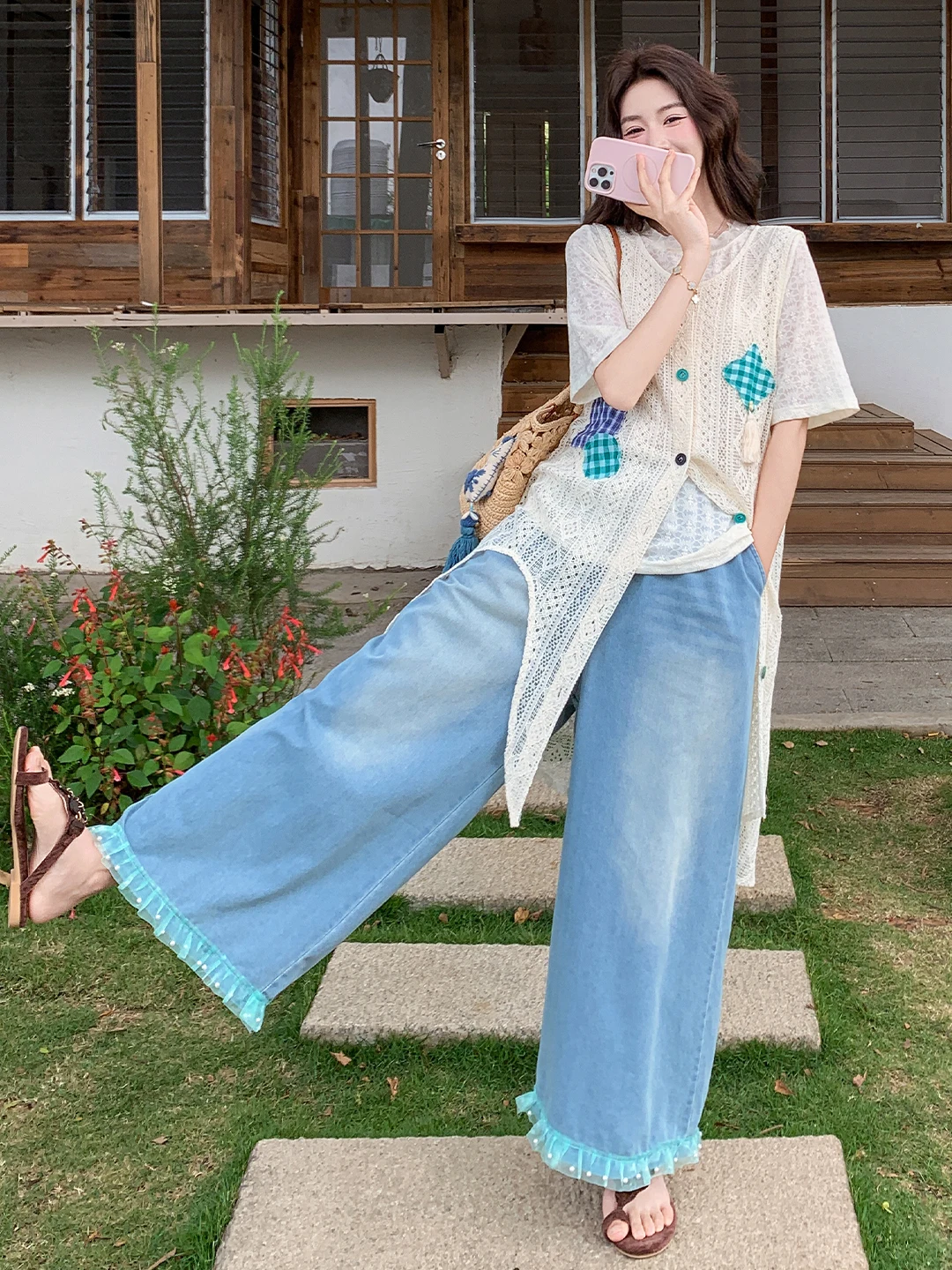 白色レース短袖ベストとデニムワイドパンツの夏コーデ：軽量・透气・カジュアルな女性向け三件套