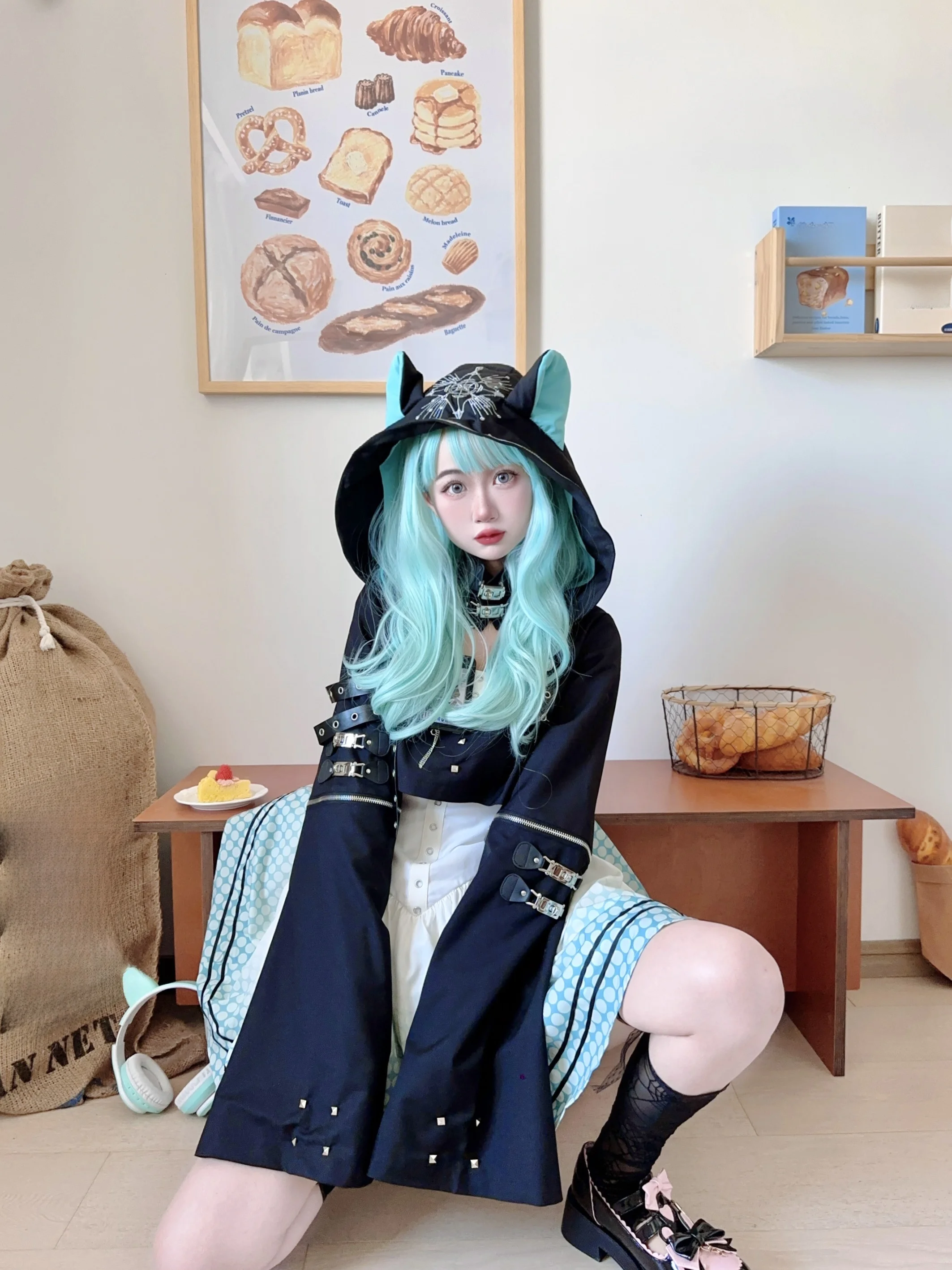 ストリート女の子が選ぶ、暗黒未来のパーカーとは？