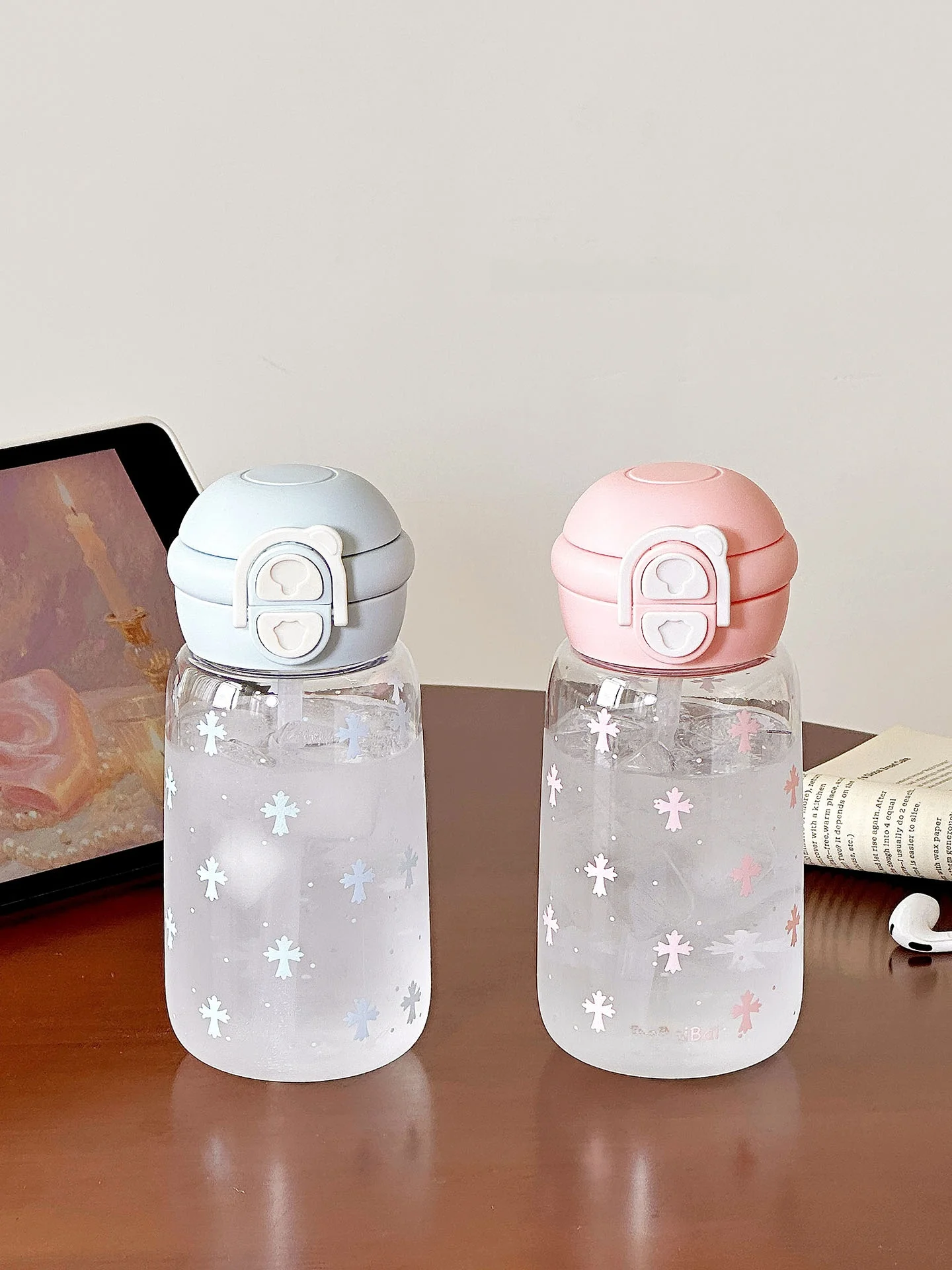 可愛いドット柄のプラスチック水筒：子供向け大容量モデルの実用性と使い勝手