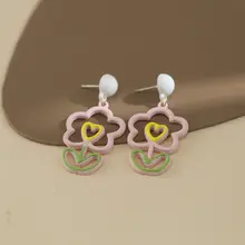 可愛いピンクの花モチーフイヤリング【穴あけ不要・シンプルデザイン】