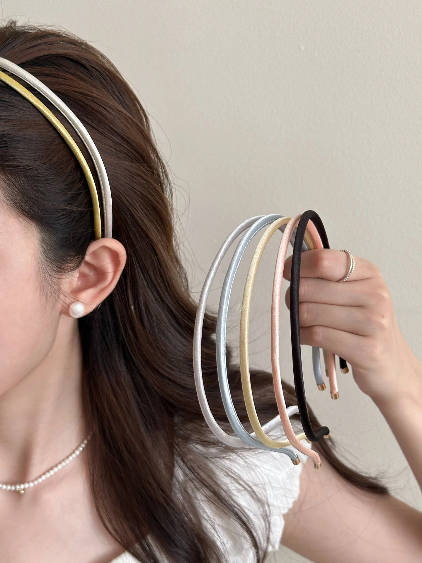 高い頭部にフィットする細いヘアバンド：ストレートヘアのおしゃれに不可欠なアイテム