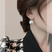 高級感溢れるパールフックイヤリング【トレンド・ファッション】