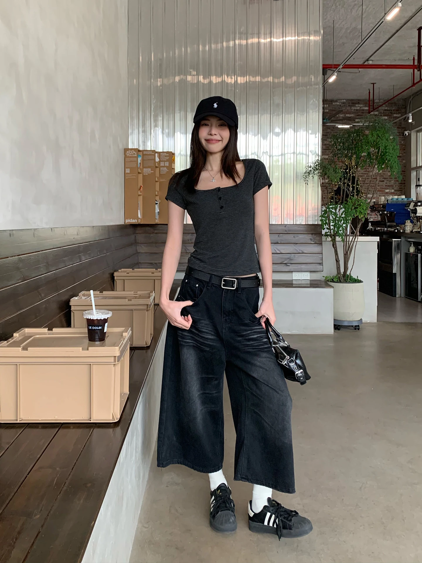 かっこいい エラ張りベース顔 ショート に合う女性用短袖Tシャツの選定ガイド