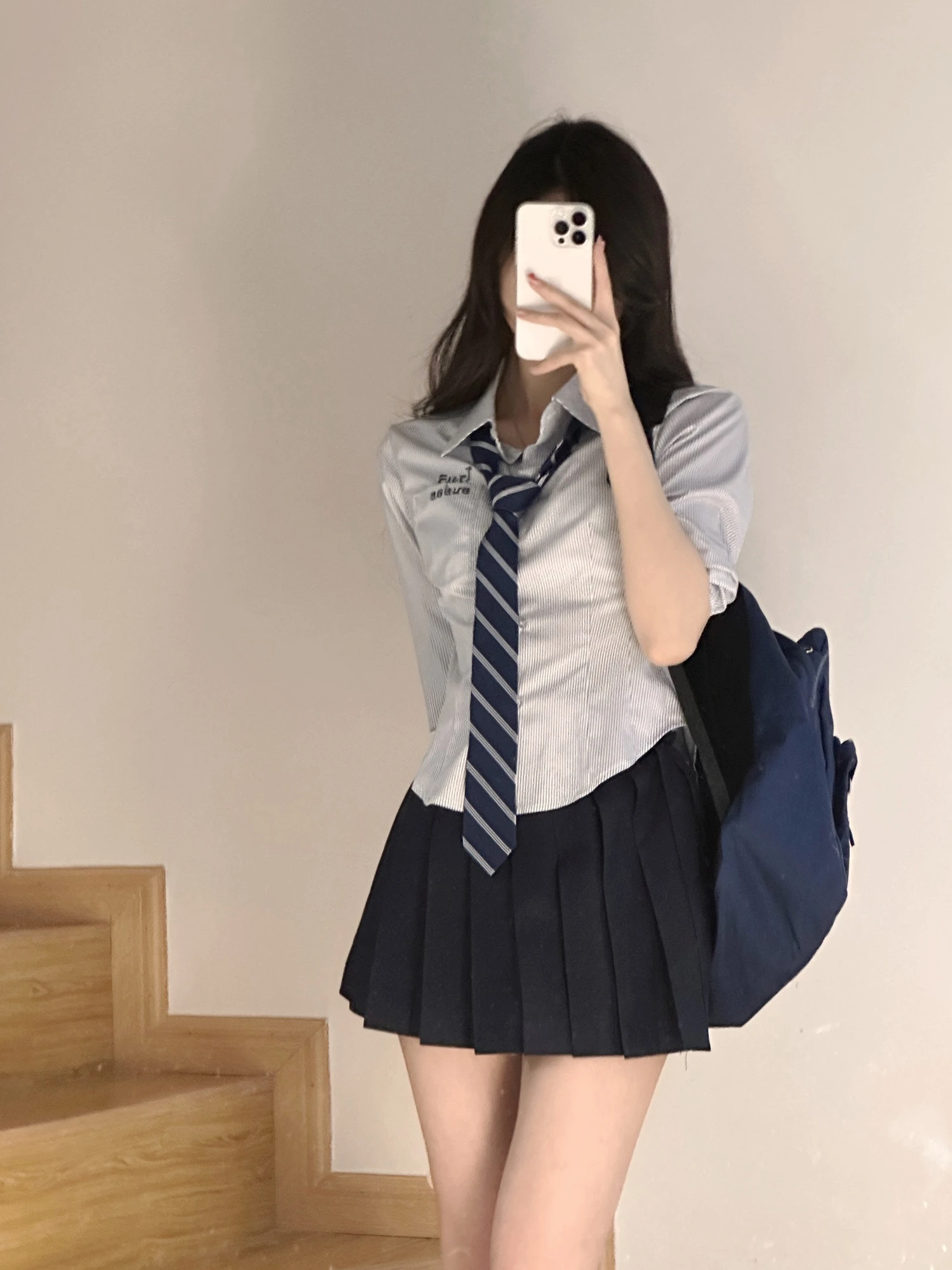 かわいい高校生制服をどう選ぶ？ストライプシャツとスカートの組み合わせが通勤にも合う理由