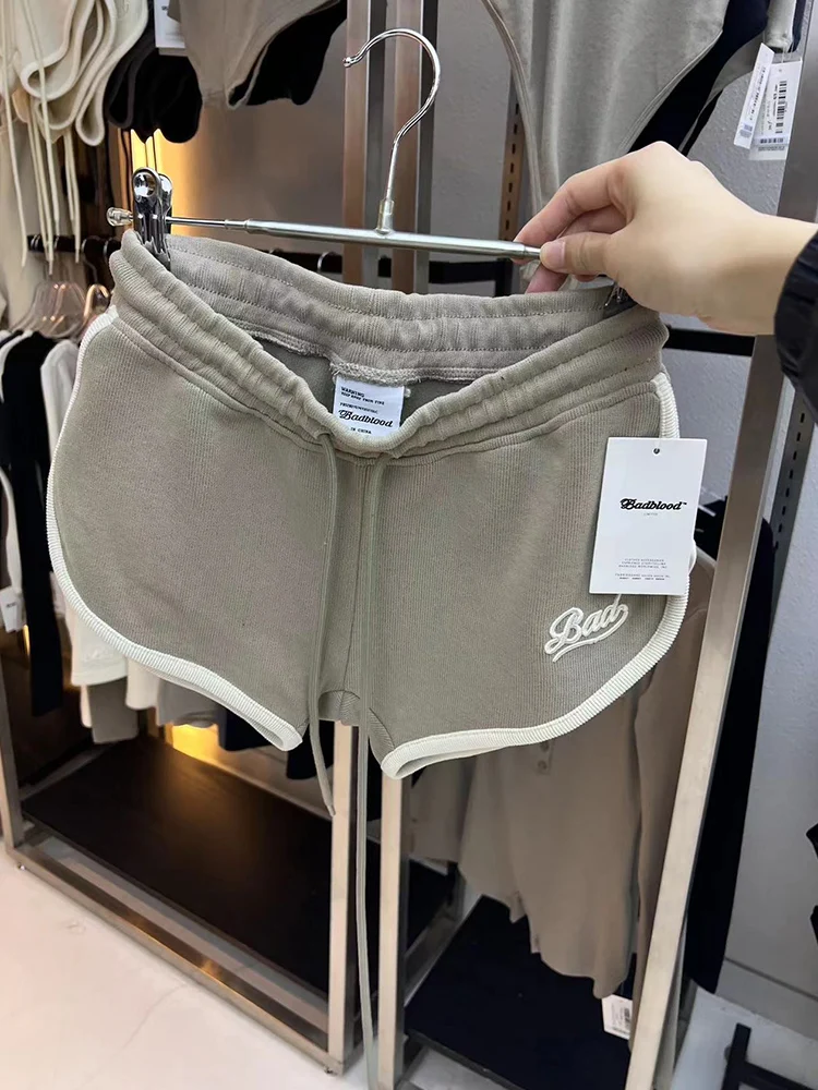 ショートパンツコーデで失敗しない方法は？暖色系刺繍ロゴ入りショートパンツが解決する3つの理由