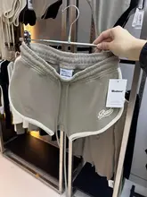 女性用 暖色系刺繍ロゴ入りショートパンツ【開 slit デザイン・快適なカジュアルスタイル・夏用】（セットアップ対応）