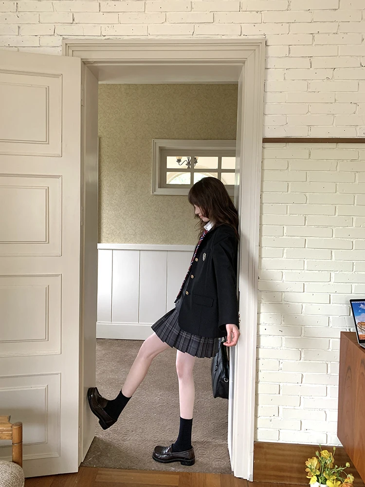 黒いジャケットとスカートセット：色あせを防ぐための素材・デザイン選定ガイド