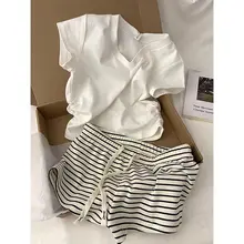 ラウンジ風 ホワイト短袖Tシャツとストライプショートパンツのルームウェア【カジュアルに外出可能】（セットアップ対応）