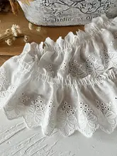 レース刺繍の花柄コットン生地【花びらデザイン・幅広・ドレープ加工】