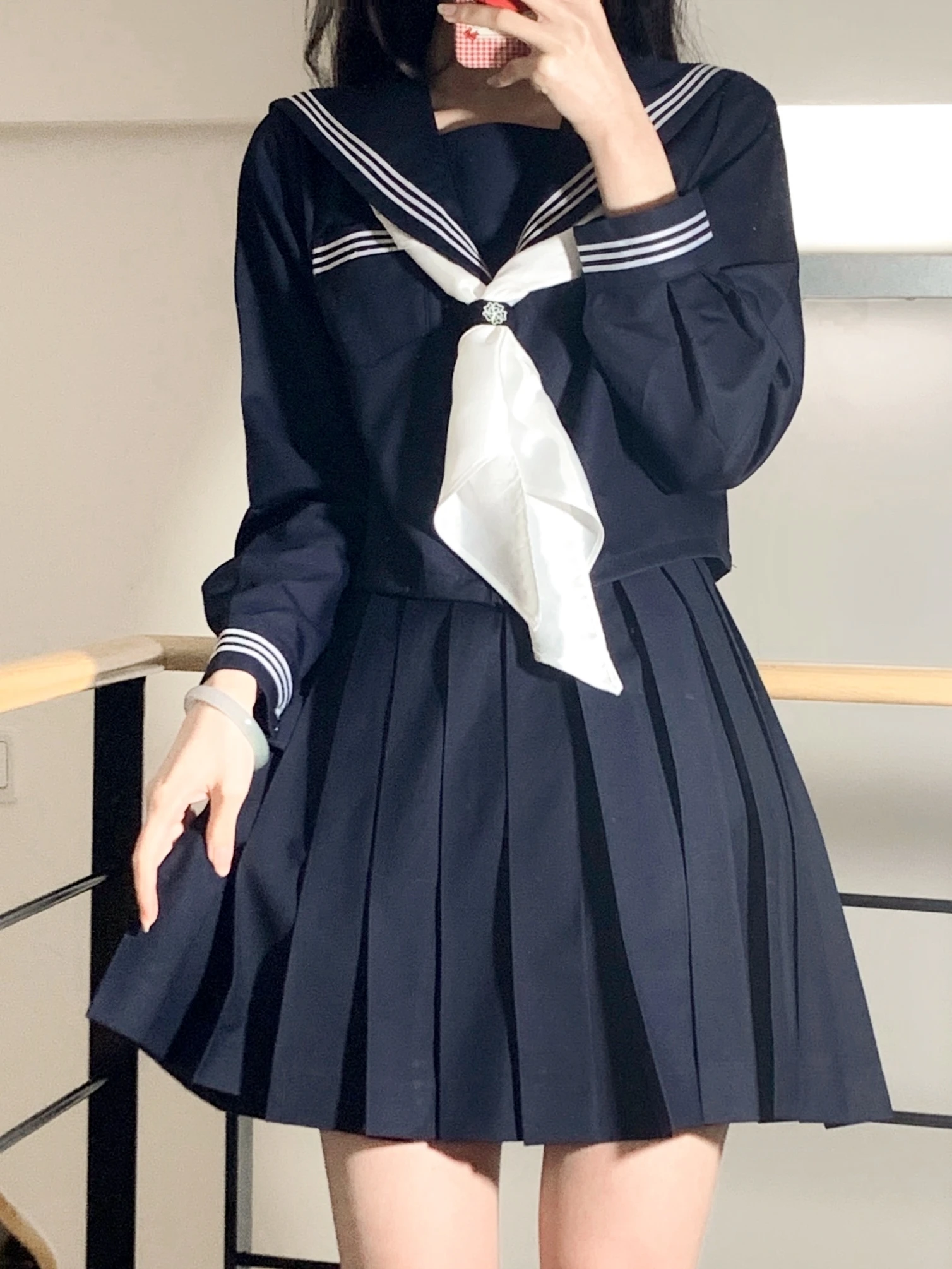 深い藍色のセーラー制服：かわいい高校生向けの日系スタイルセットアップ