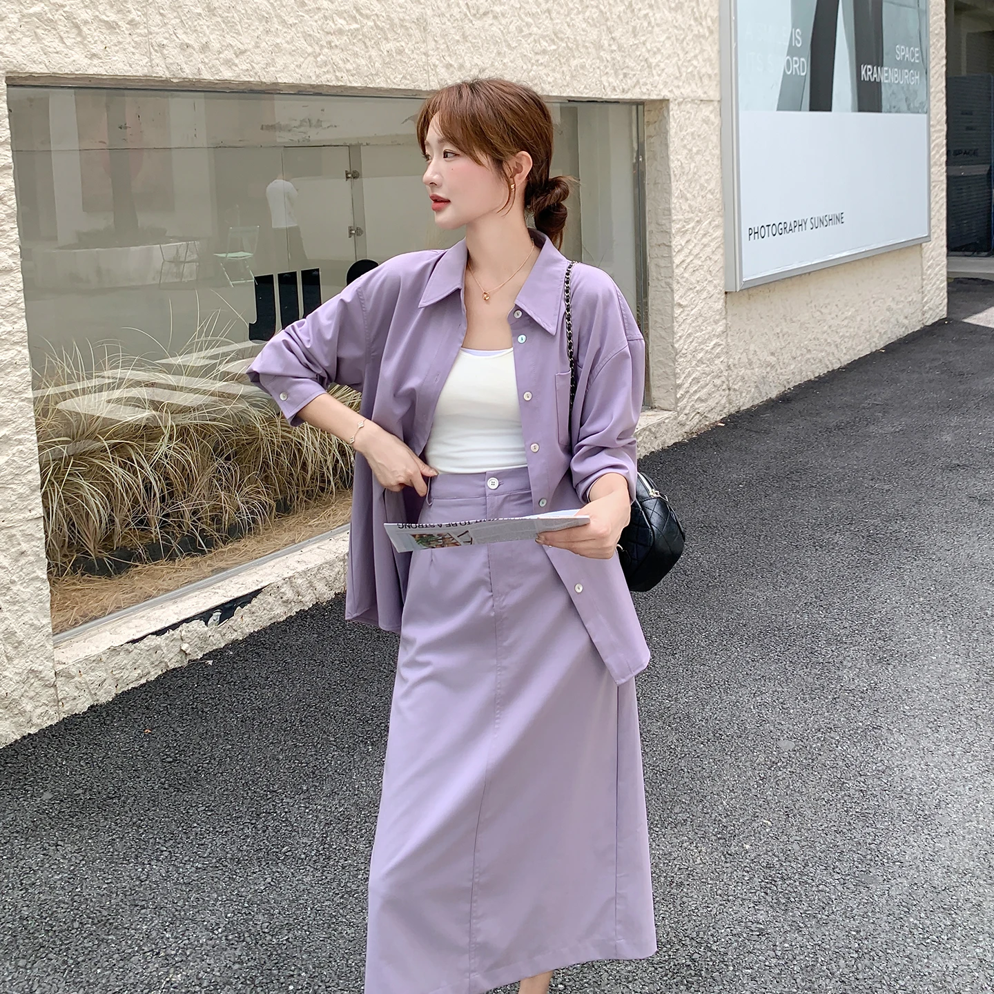 紫のTシャツで失敗しないコーデは？今こそ注目すべき「感のある春のセットアップ」の選び方